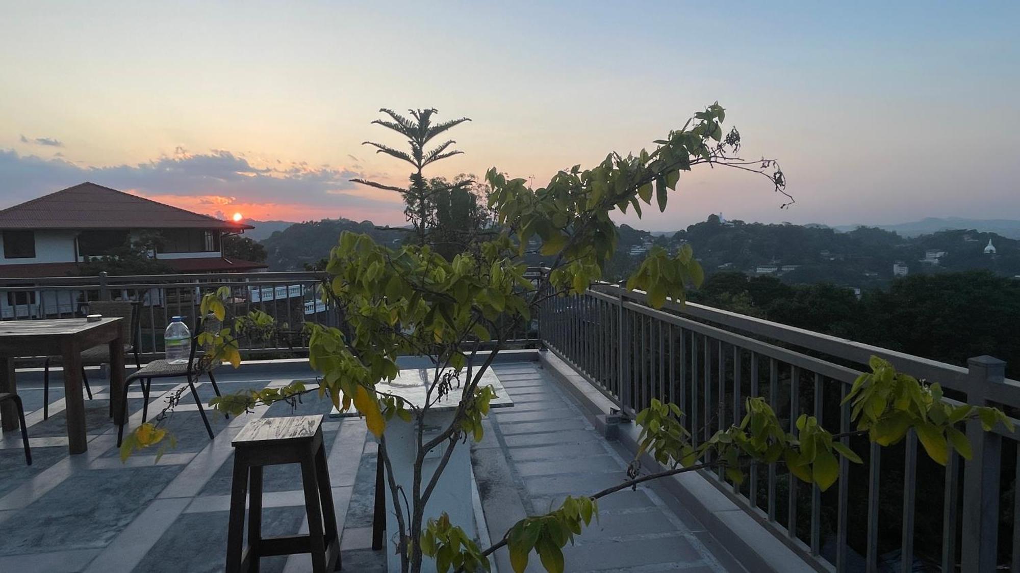 Sun Dove Suite Kandy Extérieur photo